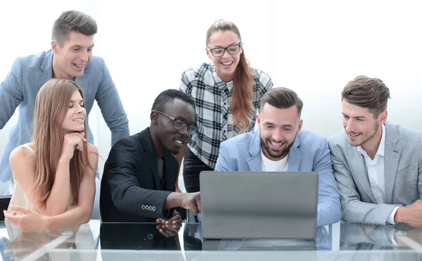 Reunión de negocios en la oficina con ordenador portátil — Foto de Stock