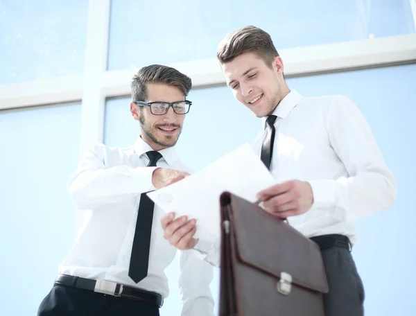 Lawyer in court documents from his briefcase gets — Stock Photo, Image