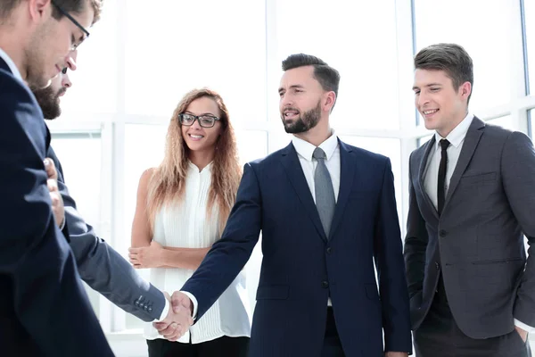 Gente de negocios dando la mano en la reunión — Foto de Stock