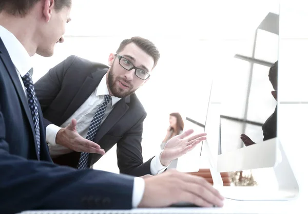 Dos hombres de negocios hablando de nuevas oportunidades sentado con la PC —  Fotos de Stock