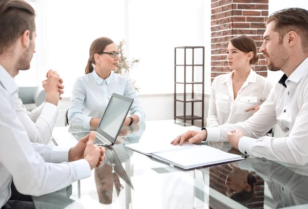 Affärspartners diskuterar ett nytt kontrakt som sitter vid skrivbordet — Stockfoto