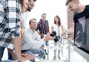 Grup fotoğrafı modern bir ofiste çalışan editörler.