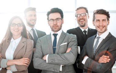 Grup iş ortakları ile gülümseyerek kameraya arıyorsunuz