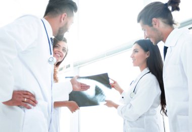 Doktor Röntgen tartışırken grup