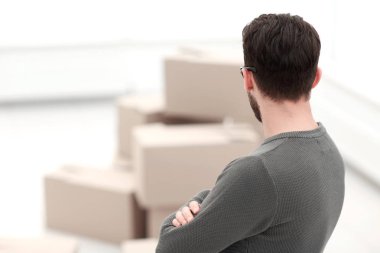 yeni ev View.Man ayakta arka