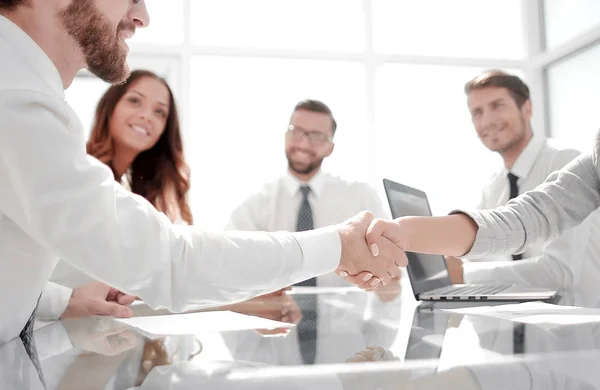 Handdruk van een zakenman en zaken vrouw over een bureau — Stockfoto