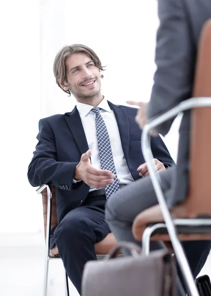 Dos hombres de negocios guapos en el cargo — Foto de Stock