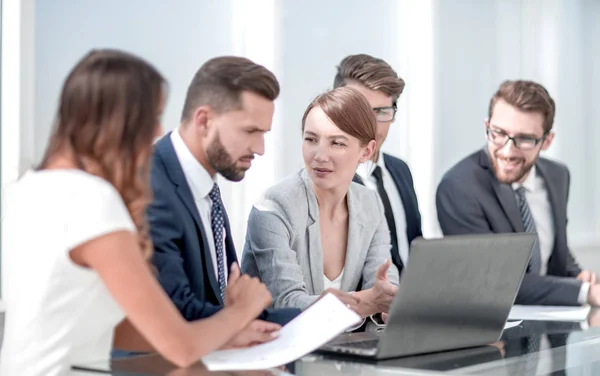 Business team discussing current information. — Stock Photo, Image