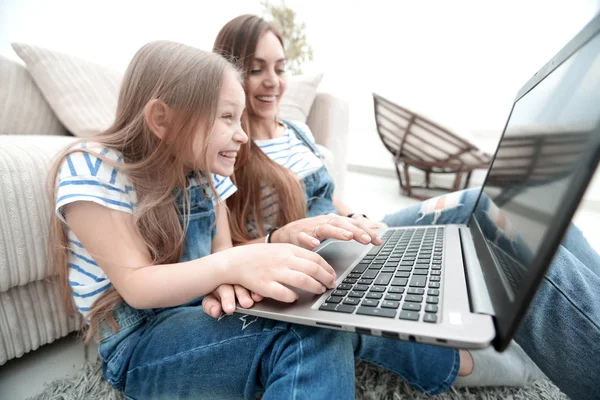 Mãe feliz com adorável menina com laptop — Fotografia de Stock