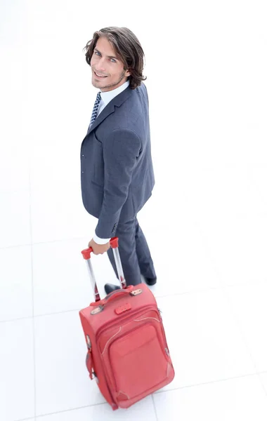 Бізнесмен з подорожньою валіза, дивлячись на камеру — стокове фото