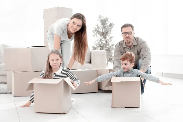 Pais e seus filhos se divertir na nova sala de estar — Fotografia de Stock