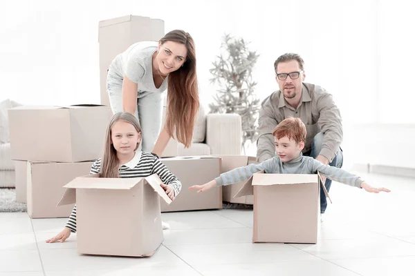 Parents et leurs enfants s'amusent dans le nouveau salon — Photo