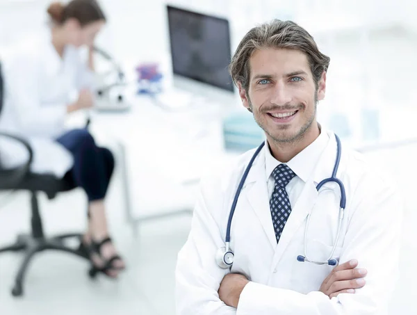 Guapo médico masculino sonriendo con los brazos cruzados en el retrato del pecho —  Fotos de Stock