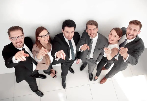 Happy business gruppen pekar på kameran — Stockfoto