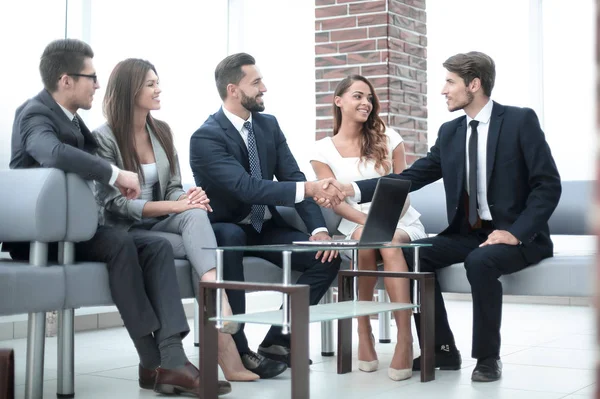 Händedruck von Geschäftsleuten bei einem Treffen im Business Center. — Stockfoto