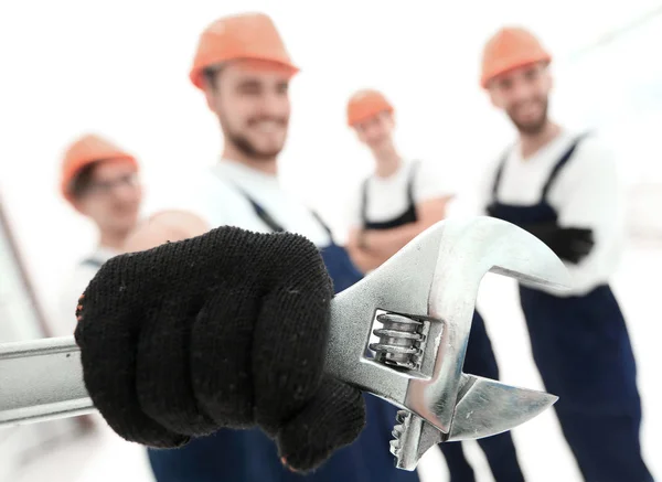 Nahaufnahme. der Schraubenschlüssel in den Händen der Bauarbeiter — Stockfoto