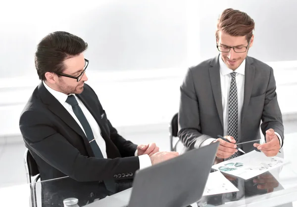 Два бизнесмена обсуждают в офисе во время деловой встречи — стоковое фото
