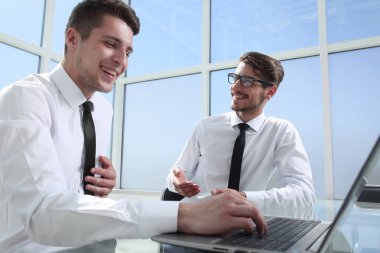 İş ekibi planlarını tartışıyor.