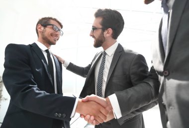 Modern bir ofiste el sıkışma işi ortakları