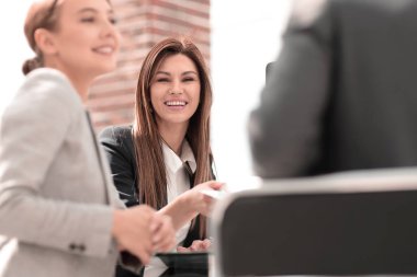 Kapat. Masada oturan iş arkadaşları.
