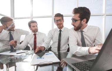 Finansal veriler tartışırken iş takım