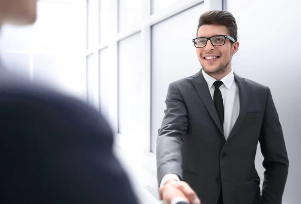 Manager greets the client with a handshake. — Stock Photo, Image