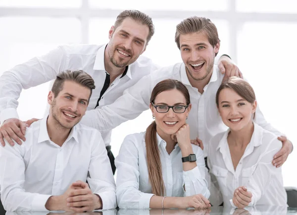 Lächelndes Business-Team am Schreibtisch — Stockfoto