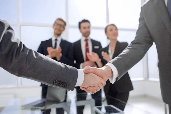 Business handshake oltre sfocato sfondo ufficio — Foto Stock