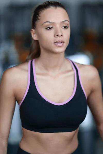 Nahaufnahme. Porträt einer selbstbewussten jungen Frau im Fitnessstudio. — Stockfoto