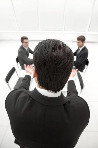 Πίσω view.businessman αναφέρεται στους συναδέλφους στην αίθουσα συνεδριάσεων — Φωτογραφία Αρχείου