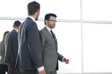 bir öğretmen ile öğrenci girişte devam