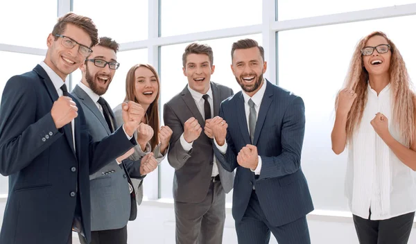 Feliz equipo de negocios de pie en la oficina . —  Fotos de Stock