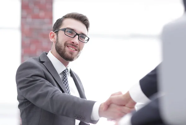 Два бізнес-колеги тремтять руками під час зустрічі . — стокове фото