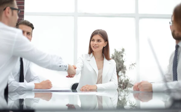 Handshake pessoas de negócios em um escritório moderno — Fotografia de Stock