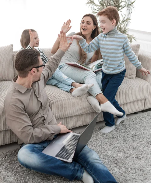 Familia alegre pasa su tiempo libre en su sala de estar — Foto de Stock