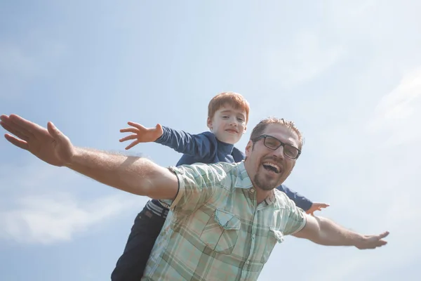 Funny father and son spend time together — Stock Photo, Image