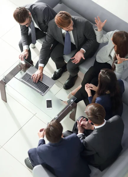 Équipe d'affaires à cinq dans le bureau . — Photo