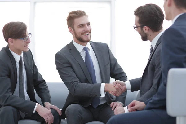 Handdruk zakenmensen in het kantoor. — Stockfoto