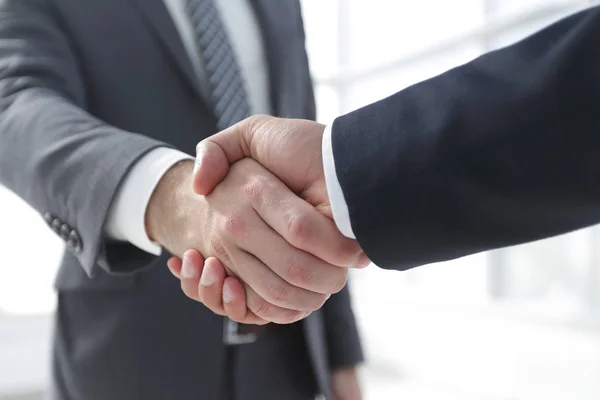 Primo piano di Business Leader stringere la mano del partner — Foto Stock