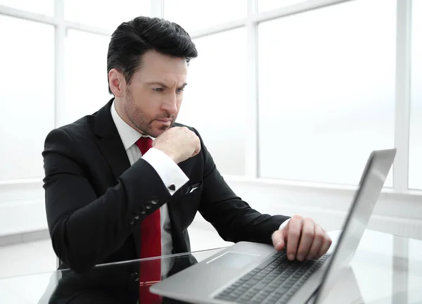 Empresario sentado en su escritorio.negocios y tecnología — Foto de Stock