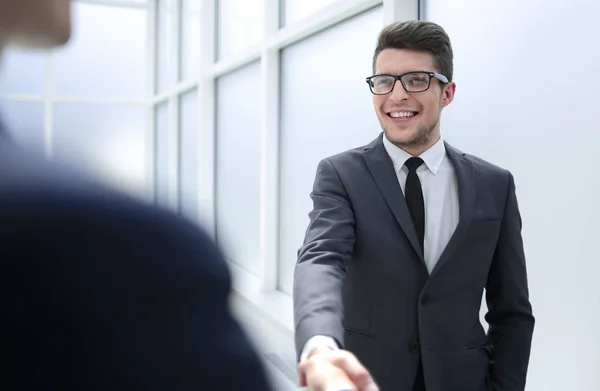 Manager begrüßt den Kunden mit Handschlag. — Stockfoto