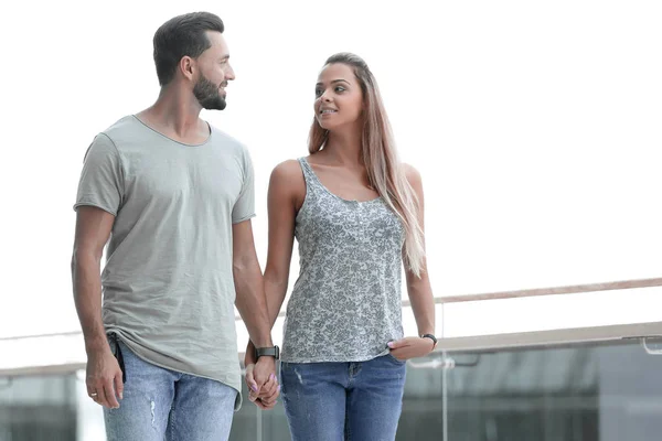 Moderno casal amoroso andando juntos — Fotografia de Stock