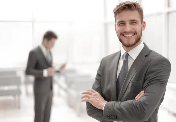 Framgångsrik affärsman i bakgrunden av kontoret — Stockfoto