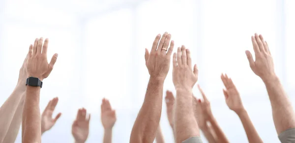 Бізнес фон. бізнес команда стоїть своїми руками вгору — стокове фото
