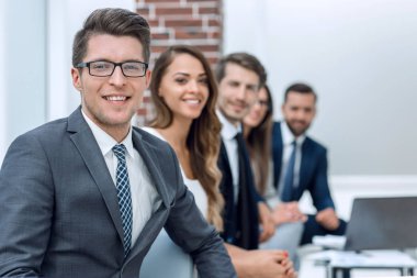 İşyerinde iş adamı ve iş takım.