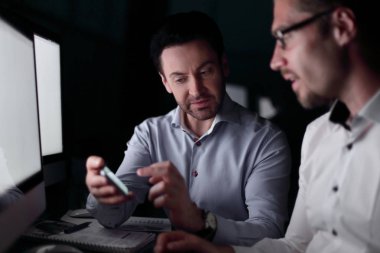 up.two iş erkek smartphone ekrana bakarak kapatın.