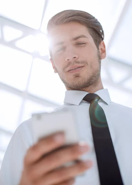 Zamknij up.business człowiek czytanie Sms na smartfonie — Zdjęcie stockowe