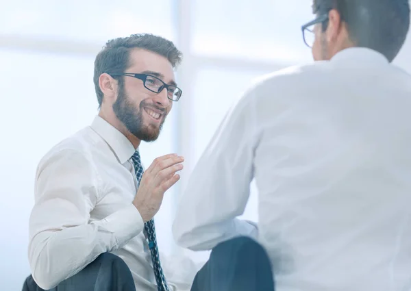 Rückblick.Geschäftskollegen besprechen etwas am Schreibtisch. — Stockfoto