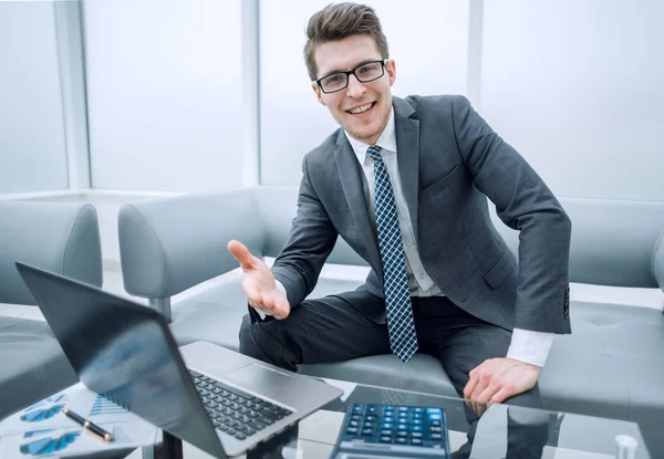 Uomo d'affari sorridente che ti saluta nel suo ufficio — Foto Stock