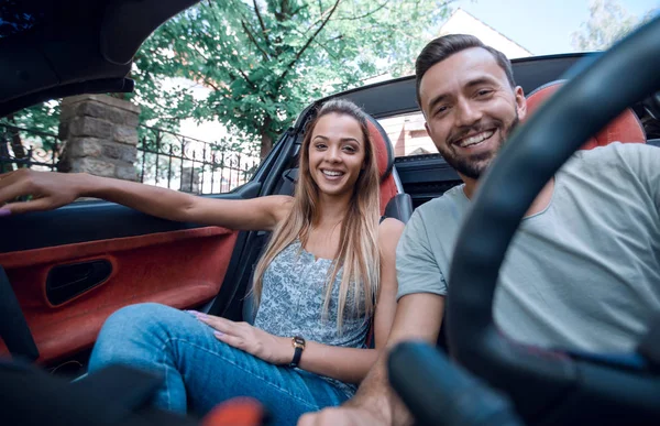 Casal amoroso desfrutando de uma viagem no carro — Fotografia de Stock